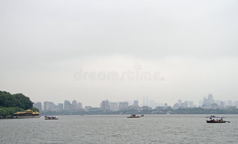 Bateaux sur le lac occidental à Hangzhou image stock Bateaux sur le lac occidental à Hangzhou image stock