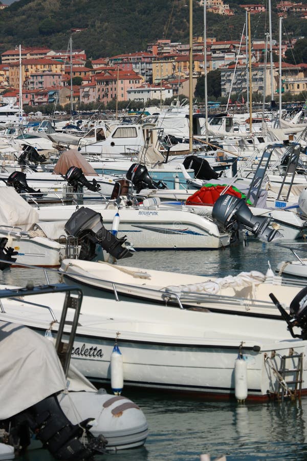 Bateaux à moteur ancrés dans le port de Lerici Au fond, les maisons du village image stock