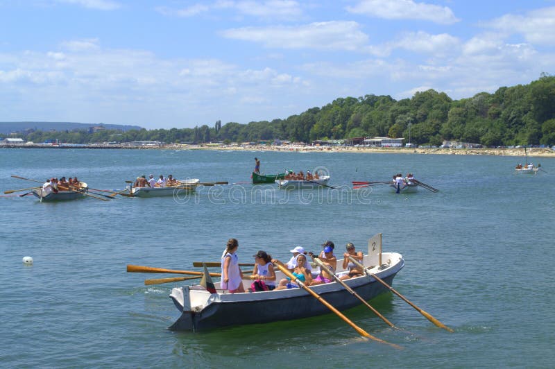 Bateaux à rames dans la baie de Varna photographie stock libre de droits Bateaux à rames dans la baie de Varna photographie stock libre de droits