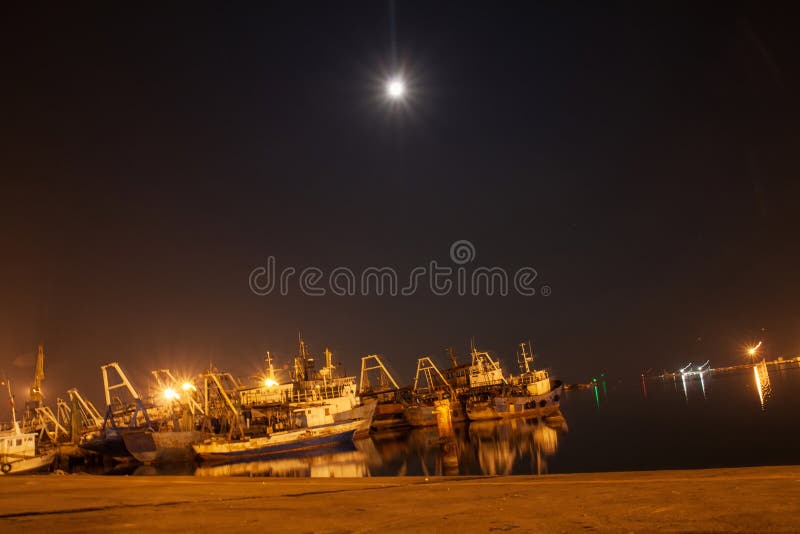 Bateaux à voile au port dans la nuit photo stock Bateaux à voile au port dans la nuit photo stock