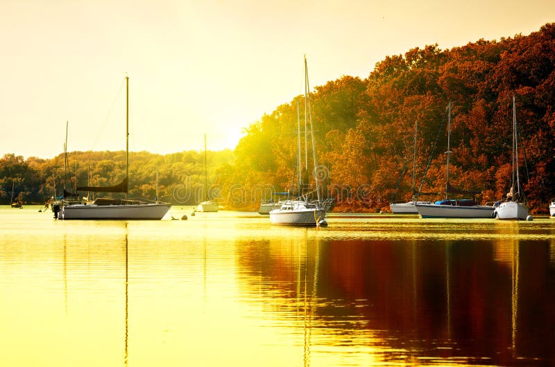 Bateaux à voiles sur le lac au coucher du soleil photo stock Bateaux à voiles sur le lac au coucher du soleil photo stock