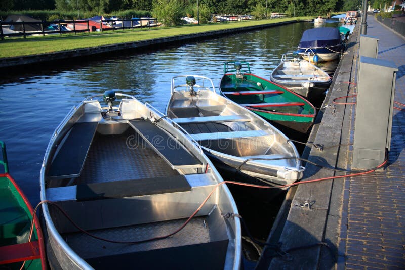 Bateaux électriques accouplés dans le petit canal photos stock Bateaux électriques accouplés dans le petit canal photos stock