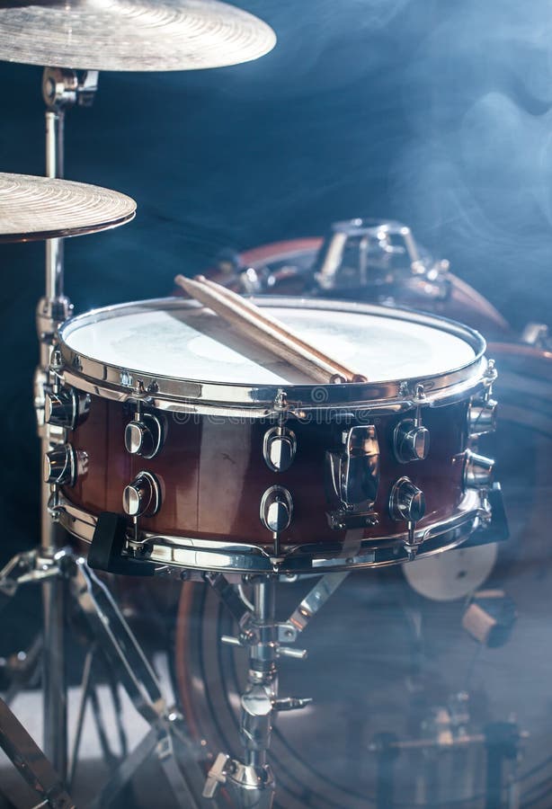 Batería De Los Instrumentos Musicales, Flash De La Luz, Una Luz Hermosa Imagen de archivo - Imagen de ritmo, roca: 106101555 Batería De Los Instrumentos Musicales, Flash De La Luz, Una Luz Hermosa Imagen de archivo - Imagen de ritmo, roca: 106101555