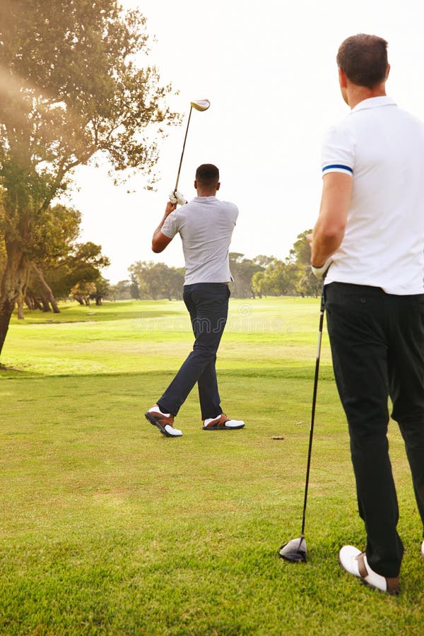 Bater No Carro Dos Sonhos. Tiro Na Retaguarda De Dois Homens Jogando Um Jogo  De Golfe. Imagem de Stock - Imagem de dirigir, homens: 273921871