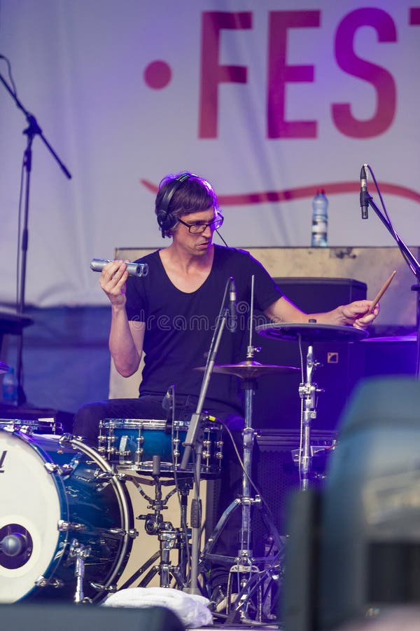 Baterista e percussionista Oli Rubow de Jazz Ensemble De-Phazz Performing mundialmente famosa no Um-Fest imagem de stock Baterista e percussionista Oli Rubow de Jazz Ensemble De-Phazz Performing mundialmente famosa no Um-Fest imagem de stock