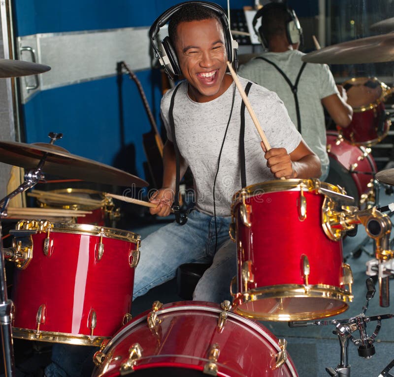 Baterista que deriva afastado no ritmo imagens de stock royalty free Baterista que deriva afastado no ritmo imagens de stock royalty free