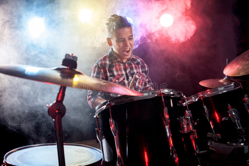 Baterista que joga os cilindros com fumo fotografia de stock royalty free Baterista que joga os cilindros com fumo fotografia de stock royalty free