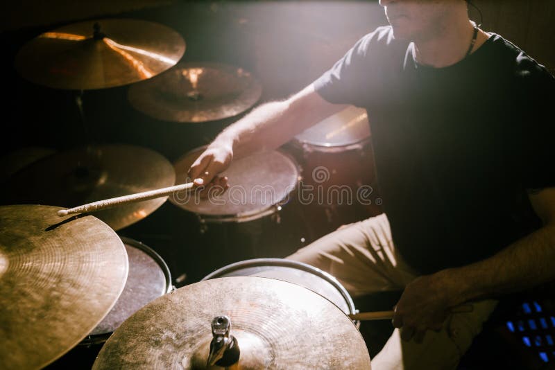 Batería que toca los platillos durante concierto fotografía de archivo Batería que toca los platillos durante concierto fotografía de archivo