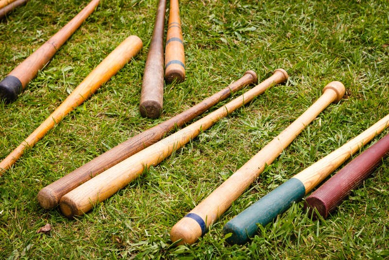 Bates de béisbol de la vendimia dispersados en la tierra imagen de archivo libre de regalías Bates de béisbol de la vendimia dispersados en la tierra imagen de archivo libre de regalías