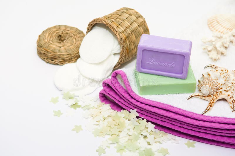 Bathroom accessories in purple tones
