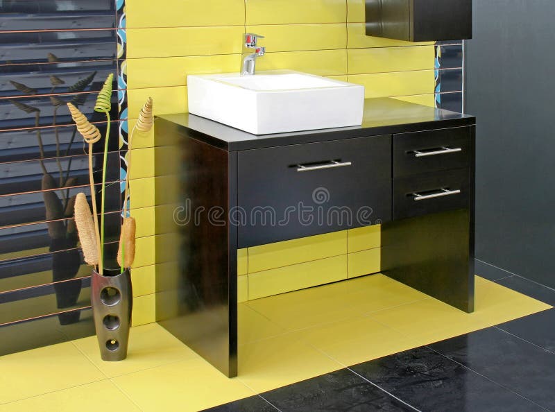 Nero di legno il bagno mobilia verde ceramica.