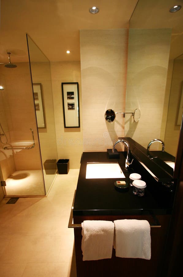 Un'immagine di un layout di bagno interno, in un nuovissimo albergo di lusso a cinque stelle, resort, hotel e spa, sull'isola tropicale di Sentosa, Singapore.