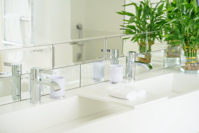modern white bathroom pedistal sink