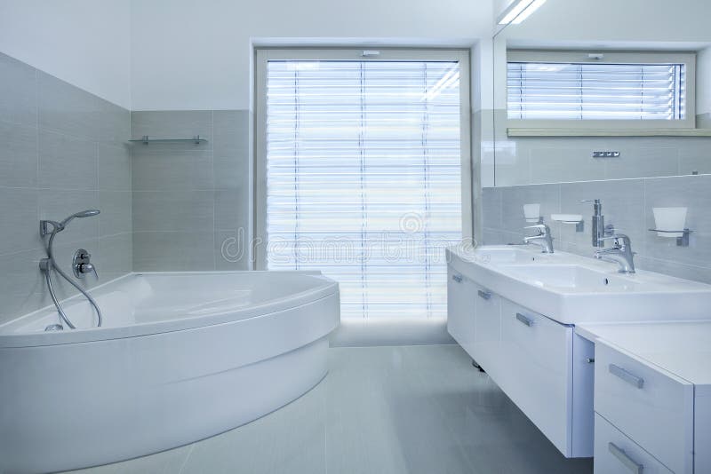 Bagno moderno con il bianco feniture.