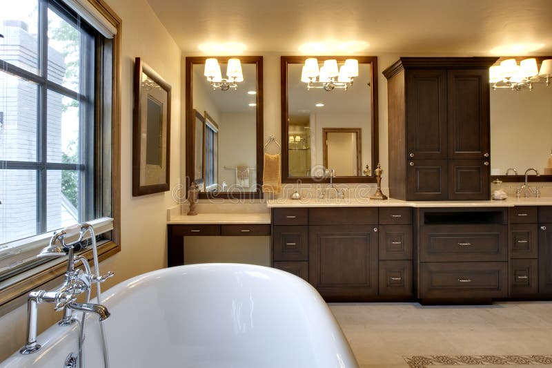 Das Bad badewanne a Granit Zähler a Beleuchtung auf der linken.