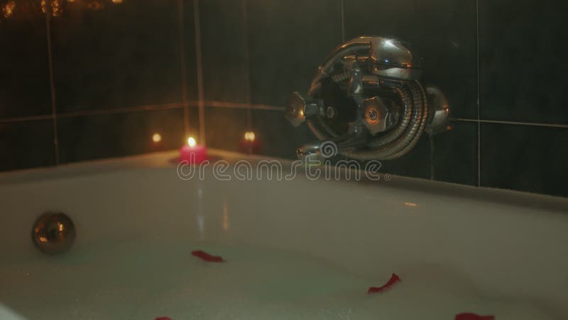 bathtub with candles in romantic atmosphere, Stock video