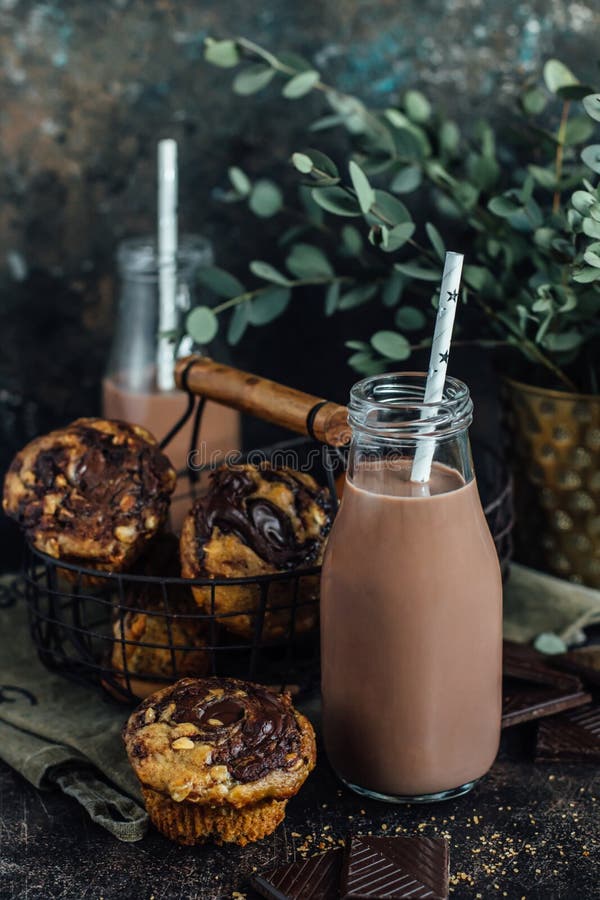 Batido de leche del chocolate y molletes hechos en casa imagenes de archivo Batido de leche del chocolate y molletes hechos en casa imagenes de archivo