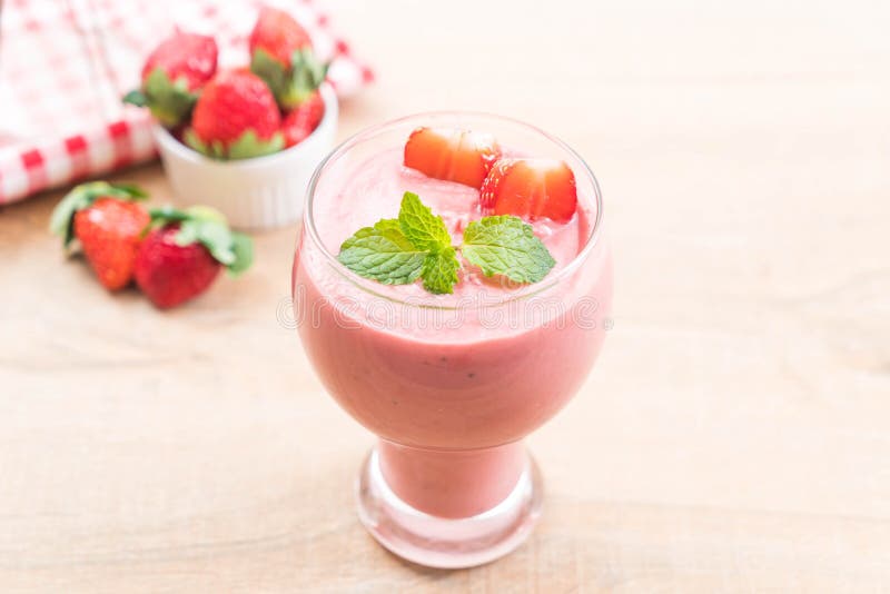 Batido de leche de los smoothies de la fresa imagen de archivo libre de regalías Batido de leche de los smoothies de la fresa imagen de archivo libre de regalías
