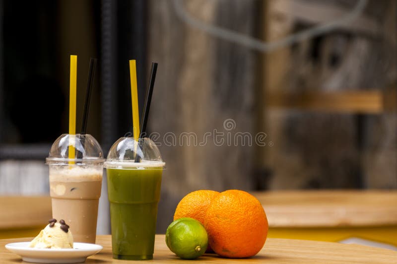 Batido de Matcha com café de gelo foto de stock royalty free Batido de Matcha com café de gelo foto de stock royalty free