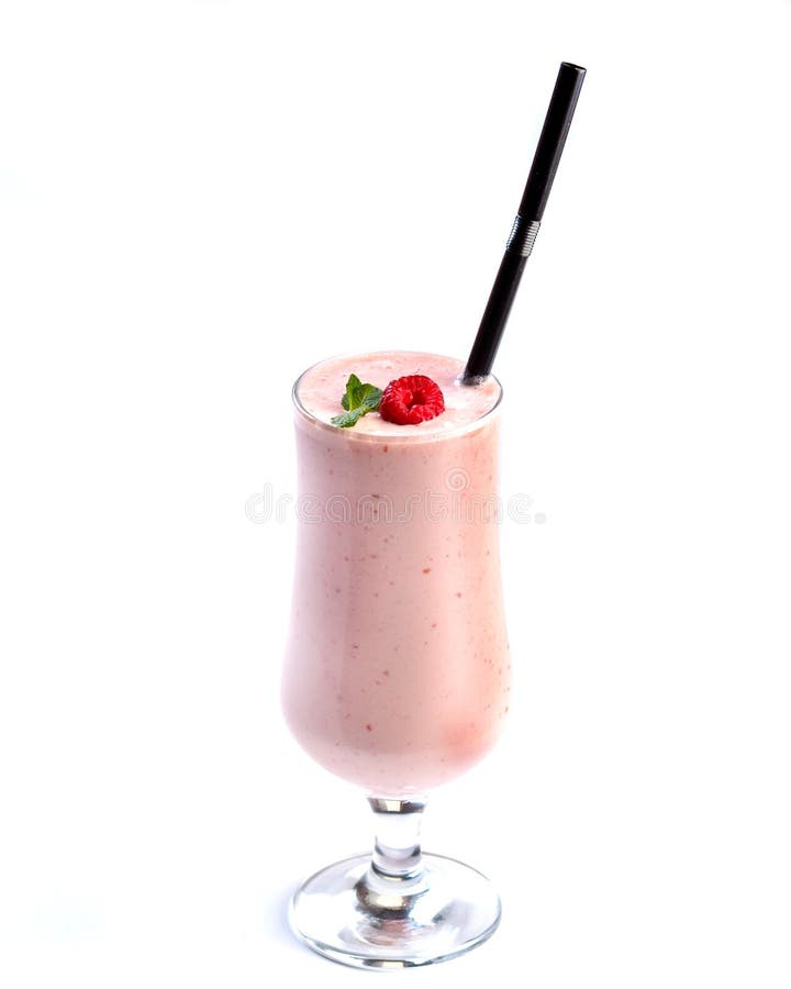 Batido do rosa do fruto e da baga em um vidro, decorado com framboesa e hortelã em um fundo branco isolado imagens de stock Batido do rosa do fruto e da baga em um vidro, decorado com framboesa e hortelã em um fundo branco isolado imagens de stock