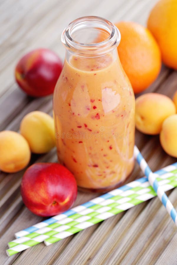 Smoothie de laranja e fruta fotografia de stock royalty free