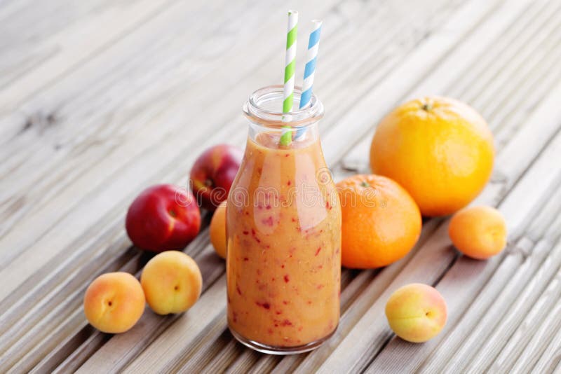 Smoothie de laranja e fruta imagens de stock royalty free