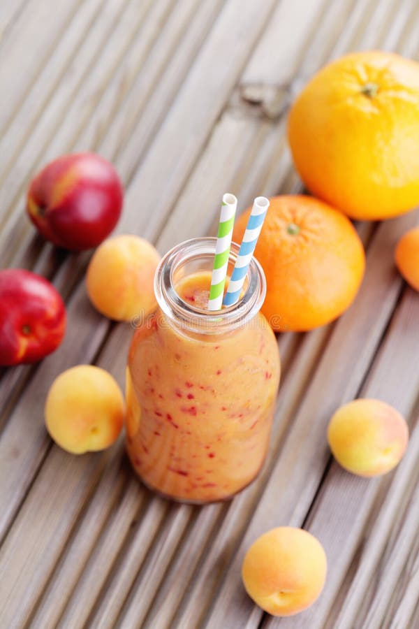 Smoothie de laranja e fruta fotografia de stock