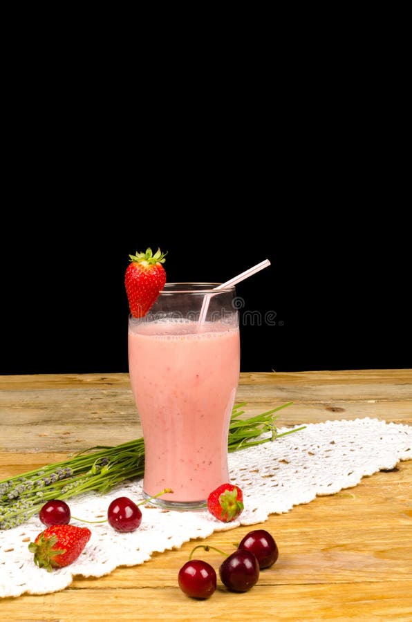 Smoothie de fruta caseiro imagens de stock royalty free