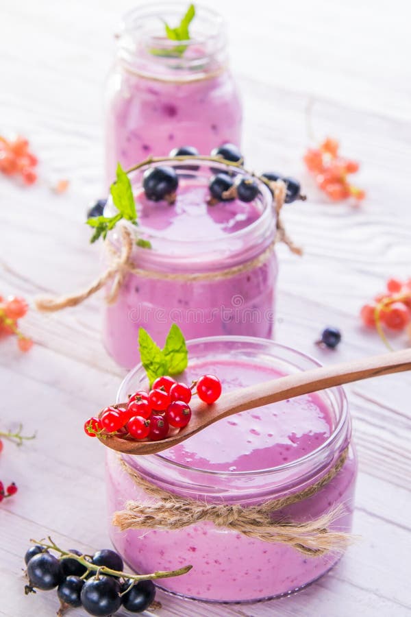 Batido frutado com corinto imagem de stock royalty free