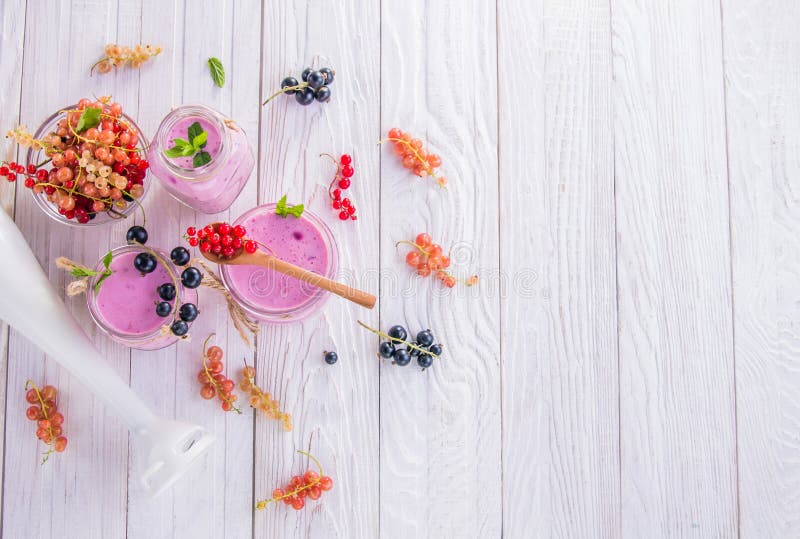 Batido frutado com corinto foto de stock