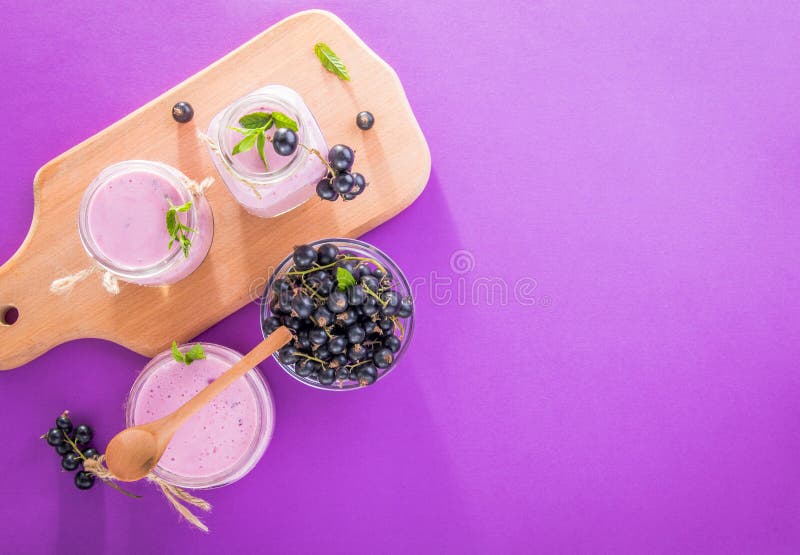 Smoothie frutado com groselha negra fotografia de stock royalty free