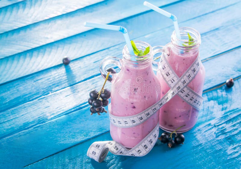 Smoothie frutado com groselha negra imagem de stock royalty free