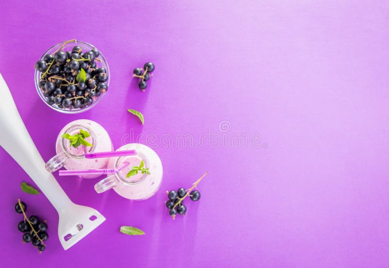 Batido frutado com corinto preto imagem de stock royalty free