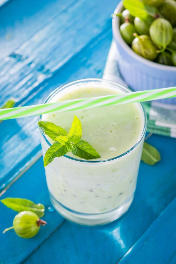 Batido frutado com groselha imagens de stock