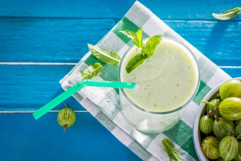 Batido frutado com groselha imagem de stock royalty free
