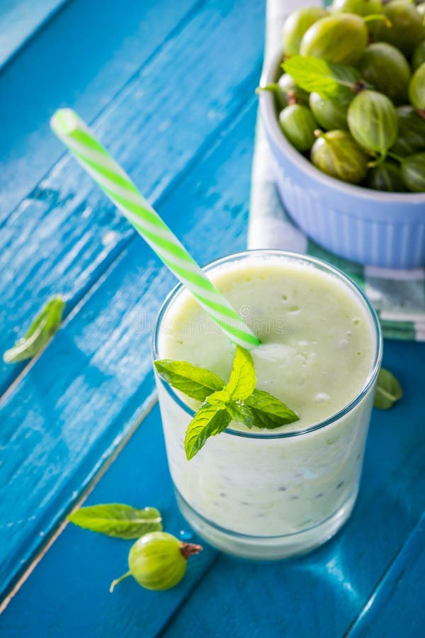 Batido frutado com groselha imagem de stock royalty free