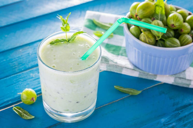 Batido frutado com groselha fotografia de stock royalty free