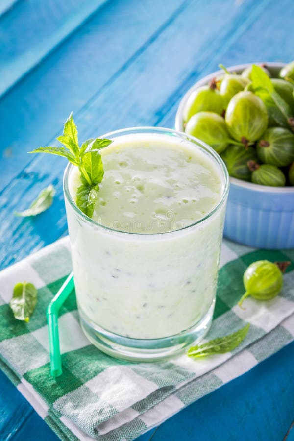 Batido frutado com groselha imagens de stock royalty free
