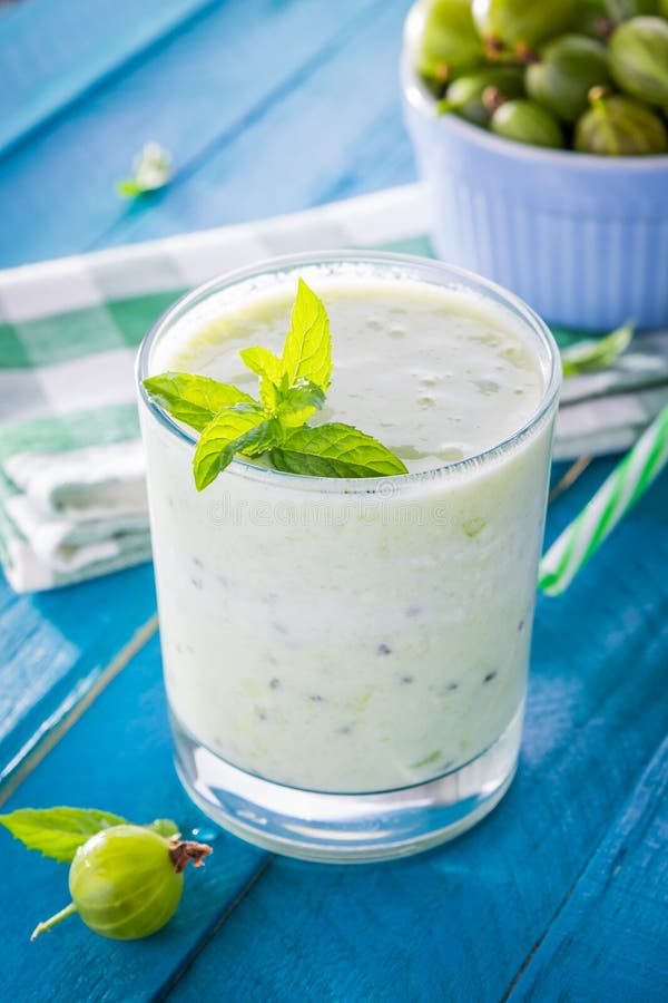 Batido frutado com groselha fotografia de stock