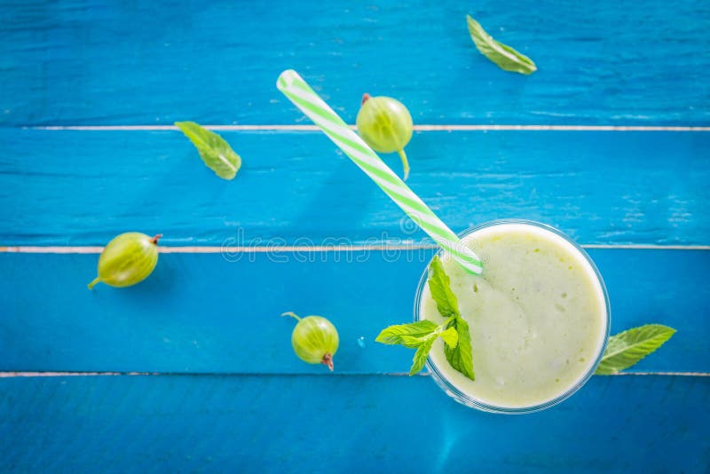 Batido frutado com groselha imagens de stock royalty free