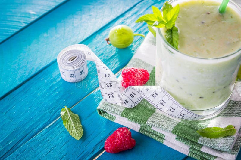 Smoothie frutado com groselha e framboesa imagem de stock