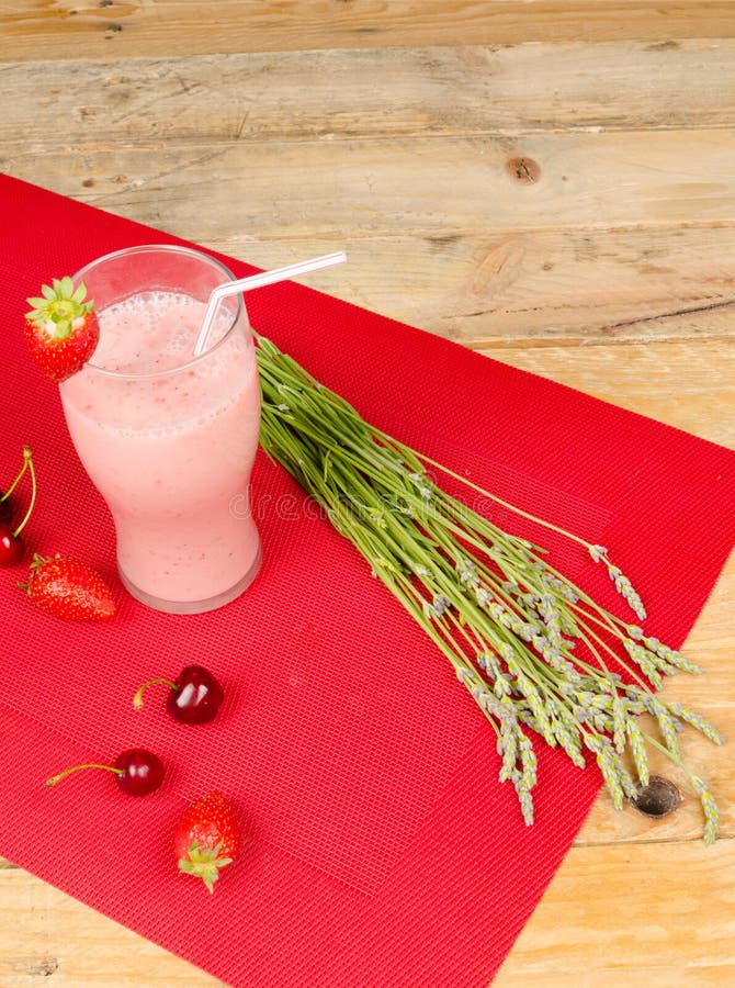 Smoothie rosa de fruta imagem de stock