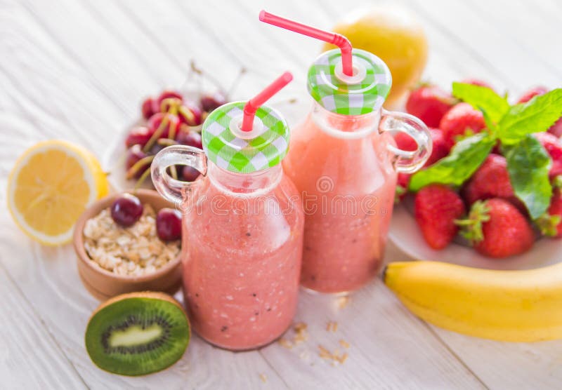 Batido frutado e ingredientes imagens de stock royalty free