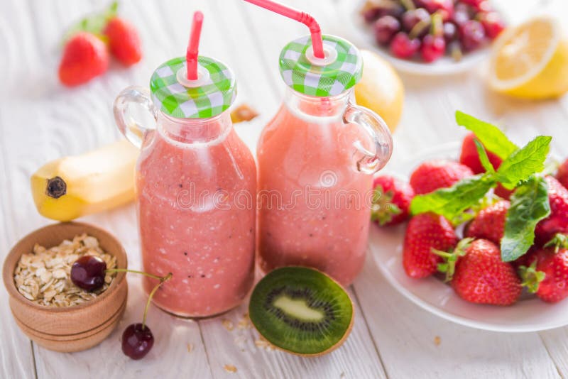 Batido frutado e ingredientes imagem de stock