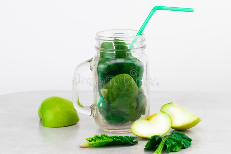 Batido verde no frasco de vidro com os vegetais verdes orgânicos frescos foto de stock Batido verde no frasco de vidro com os vegetais verdes orgânicos frescos foto de stock