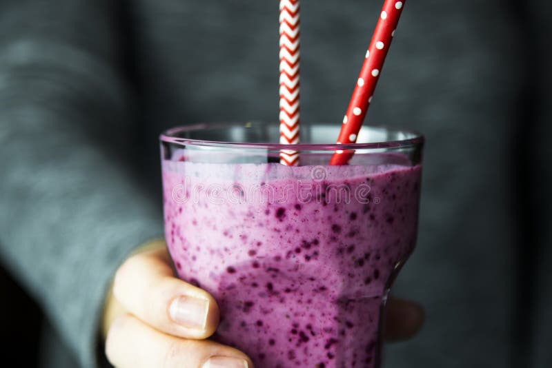 Batidos do corinto da banana Conceito saudável do estilo de vida imagens de stock