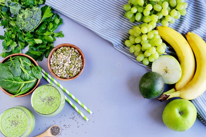 Batidos verdes dos espinafres com frutos, vegetais e sementes foto de stock royalty free Batidos verdes dos espinafres com frutos, vegetais e sementes foto de stock royalty free