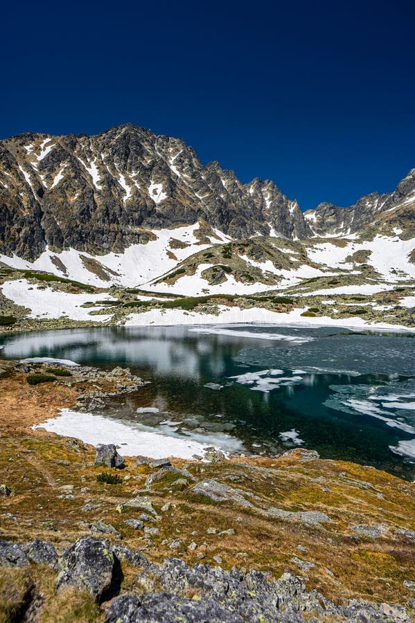 Batizovské pleso v Batizovskej doline. Jarná krajina Tatier, Slovensko