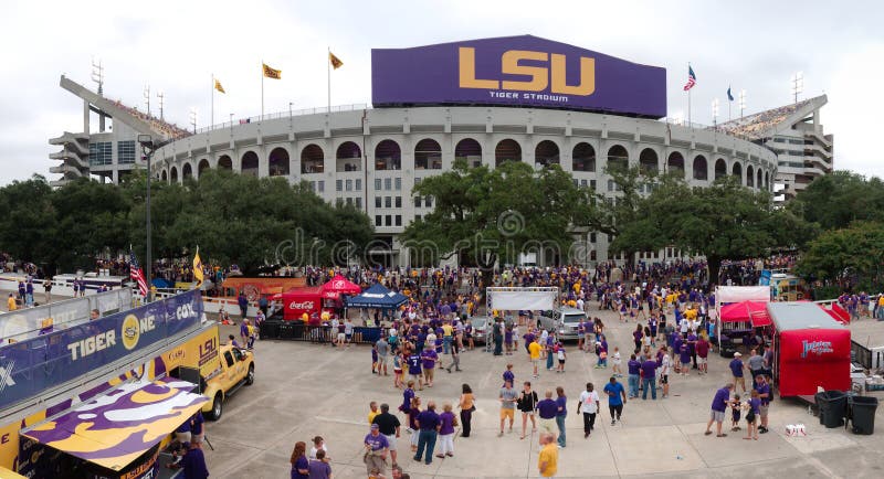 BATON ROUGE, LOUISIANA - 2014: Auto gemalt im Gold und purpurroten IN DEN LSU-Farben während eines Fußballspiels stockbild BATON ROUGE, LOUISIANA - 2014: Auto gemalt im Gold und purpurroten IN DEN LSU-Farben während eines Fußballspiels stockbild