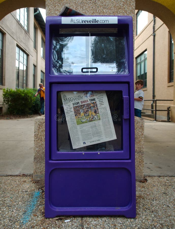 BATON ROUGE, LOUISIANE - 2014 : Distributeur automatique de journal montrant la couverture d'un LSU contre le jeu de l'Alabama photographie stock BATON ROUGE, LOUISIANE - 2014 : Distributeur automatique de journal montrant la couverture d'un LSU contre le jeu de l'Alabama photographie stock